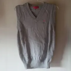 グレー Vネック ニットベスト ピンクロゴ