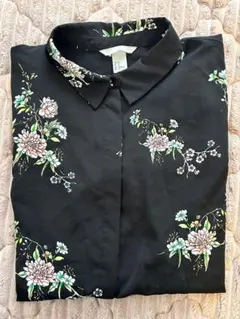 H&M 花柄ブラックシャツ　黒シャツ