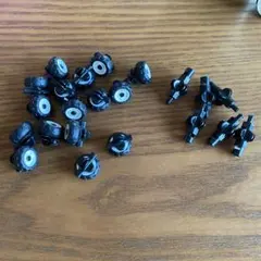 黒いタイヤ部品と接続部品のセット