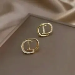 CDロゴ　ラインストーンピアス ゴールド　キラキラ　新品未使用