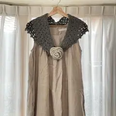 グレーの花モチーフ付きかぎ針編みストール