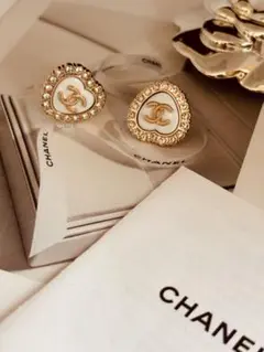 CHANEL ヴィンテージボタン　White ラスト1