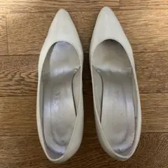 ホワイト ポインテッドトゥパンプス ゴールドアクセント