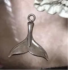 値下げ　くじらのしっぽ型　シルバー素材　ペンダントトップ　ホエールテール
