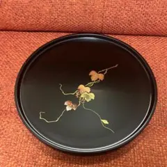 会津塗り　24.5センチ円形盆　花模様