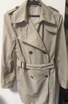 ベージュ ダブルブレスト トレンチコート