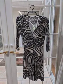 BARNEYS NEW YORKモノクロ波模様 長袖ワンピース