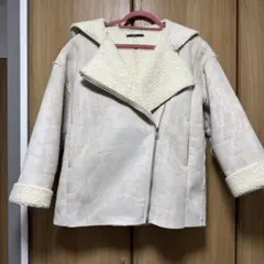 フード付きクリーム色ムートンコート