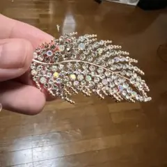 葉っぱ型クリスタルブローチと＋ブレスレット2点