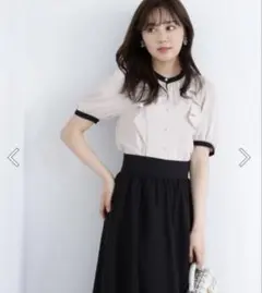 美品　プロポーションボディドレッシング　バイカラーラッフルスリットブラウス