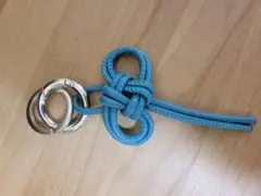 青いレザーの結び目デザインキーホルダー