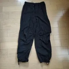 gu 黒いカーゴパンツ ドローストリング付き