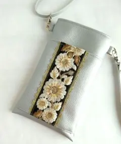 スマホポーチ③　ショルダー　ハンドメイド　フェイクレザー　刺繍リボン