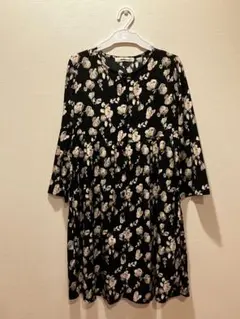 美品　Right-on ライトオン 黒色花柄ワンピース