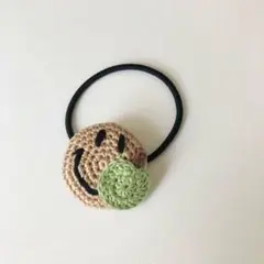 ナチュラルブラウンのスマイルと青リンゴ