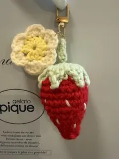 いちごのモチーフキーホルダー