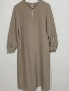 【美品】a.v.v ワンピース ベージュ 長袖 パールボタン