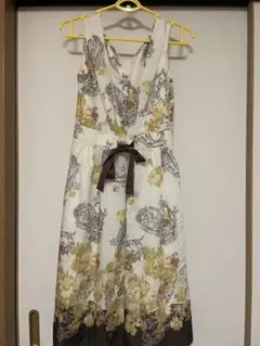 花柄 ペイズリー柄 ノースリーブ ワンピースのサムネイル