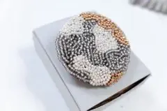 578.たっぷりビーズ刺繍ブローチ 大きめサイズブローチのサムネイル