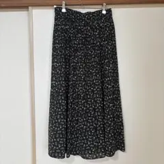 Fledy emue 黒地に花柄のプリーツスカートのサムネイル
