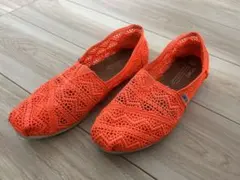 鮮やかオレンジのTOMSシューズのサムネイル