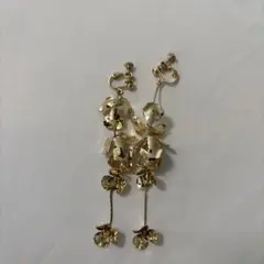 ゴールド フラワーモチーフ ロングイヤリング