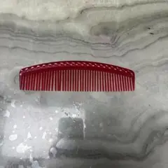 赤いプラスチックヘアコーム2