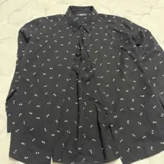 黒の長袖シャツ 小さな模様