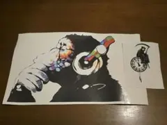 Banksy バンクシー ステッカー 音楽を聴くチンパンジー スマイリーと死神