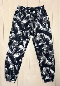 プリント柄ヨガフィットネス　ジョガーパンツ 黒と白の抽象パターン　Mサイズ