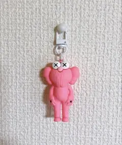 KAWS カウズ ピンク キーホルダー