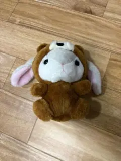 우사기 の着ぐるみを着たクマのぬいぐるみ