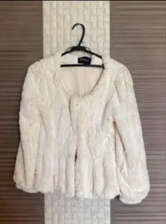 ホワイト フリル付きファー風ジャケット