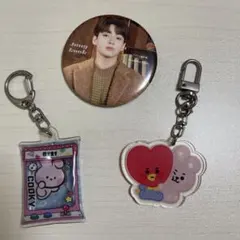 BT21のキーホルダーとJUNGKOOKの缶バッチ