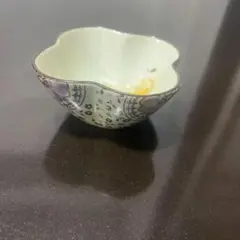 花形小鉢 手描き模様 ク3リーム色