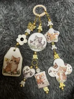 No.2876 じゃれねこと手染めビーズのチャーム No.3011 じゃれねこと手染めビーズのチャーム - メルカリ