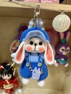 可愛いウサギのキーホルダー、あみぐるみ。