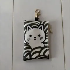 ☆ 2個も入るスマートキーケース　キーリール付き　猫柄ラミネート生地ハンドメイド リール付きキーケース ラミネート 猫 波柄 和柄 黒 ハンドメイド