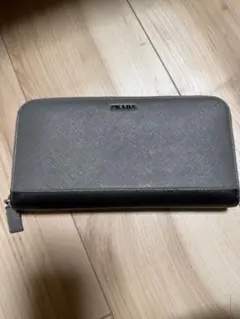 h*3様 PRADA グレー レザー 長財布