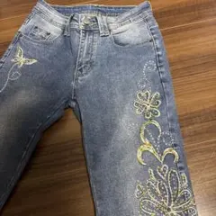 フレアデニムパンツ 蝶と花の刺繍