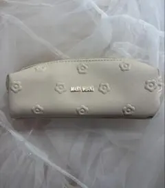 マリークワント　シンプルエンボスデイジー スクエアペンケース（ベージュ） 筆箱