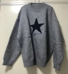 グレー星刺繍ニットセーターと黒フーディ