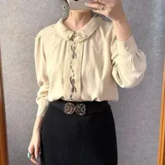 ヴィンテージ レトロ古着 前立てリボン刺繍ブラウス ライトベージュ系