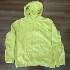 ユニクロポケッタブルフード付きウィンドブレーカー