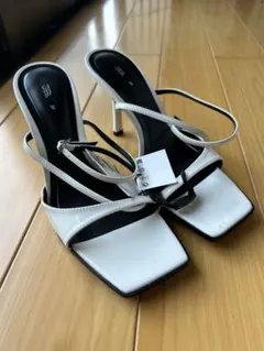 ZARA ストラップヒールサンダル ホワイト 39 （約25.0)新品のサムネイル