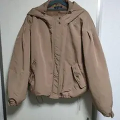 ベージュ フード付き ダウンジャケット