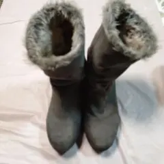 グレー ファー付き スエード調ブーツ