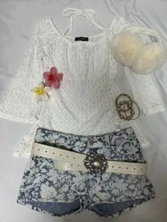 2000’sホワイトレーストップスとデニムショートパンツセット