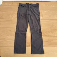 グレー ストレートレッグ チノパン