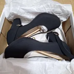 ブラック ストラップ付きパンプス 太ヒール